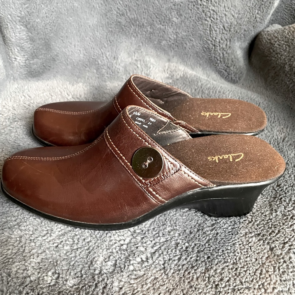 Clarks NWOB Amazingly comfortable Clogs - Picture 2 of 4
